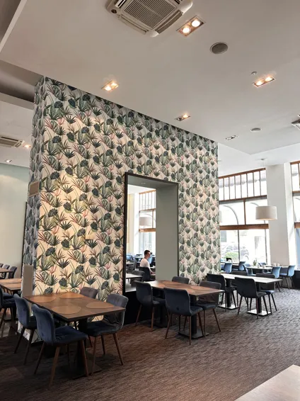 Velika jedilnica uHotela v Ljubljani pred menjavo tapet.