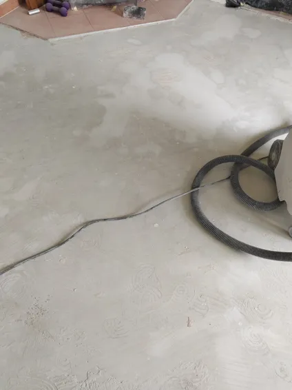 Priprava podlage pred polaganjem parketa z brušenjem in sesanjem