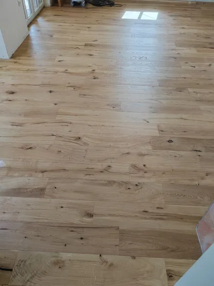 Položen gotovi hrastov parket v dnevni sobi.